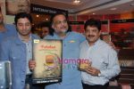 Udit Narayan launch Mahatma CD launch in Reliance Trends on 8th Dec 2010 (8).JPG